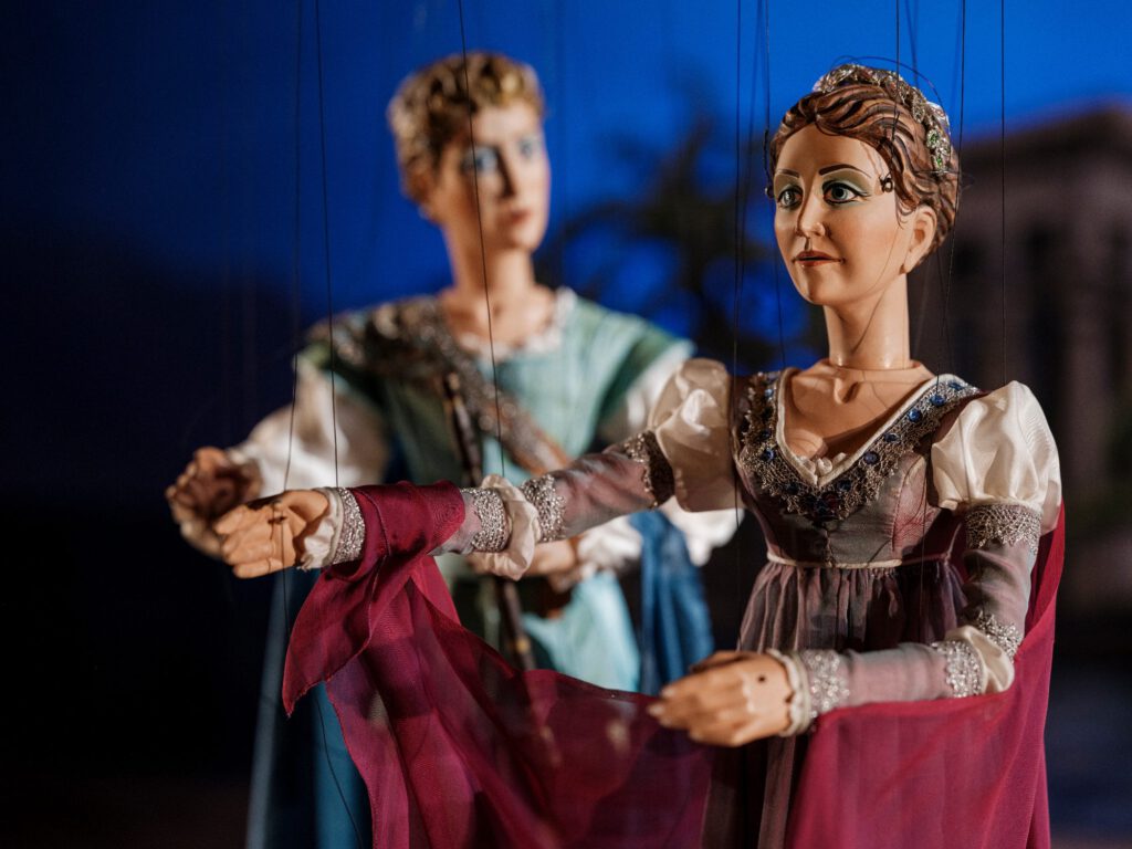 Papageno - Zwei Marionetten in einer Szene aus Mozarts „Die Zauberflöte“ in Lindau