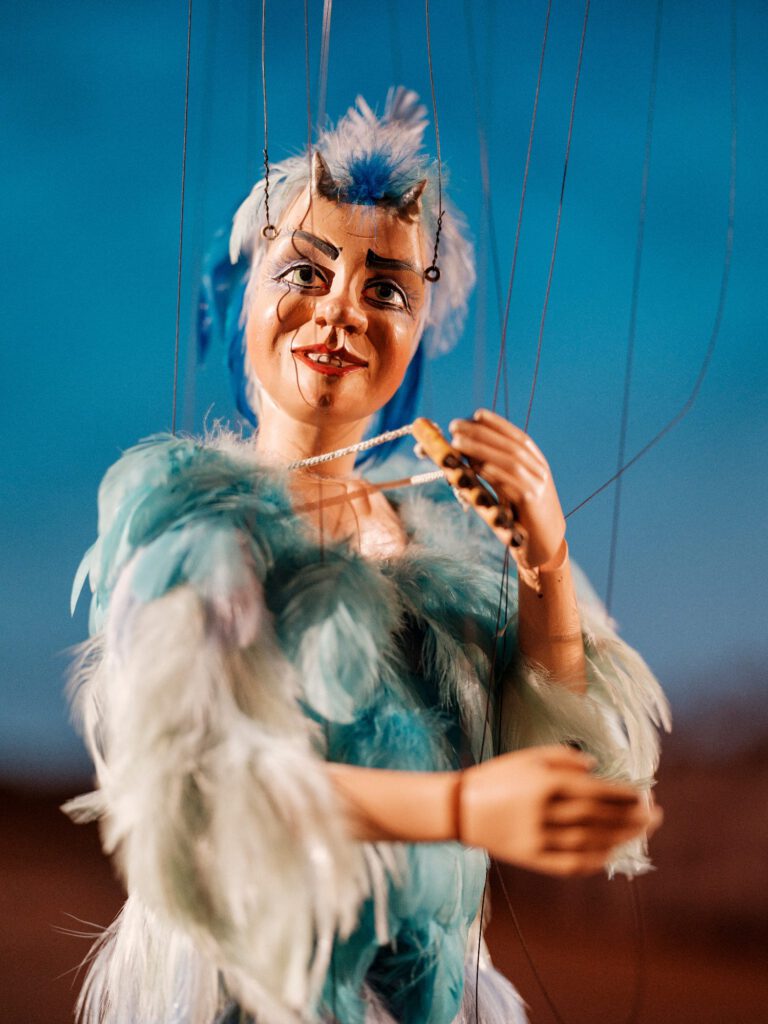 Papageno - Nahaufnahme einer gefiederten Marionette der Lindauer Marionettenoper