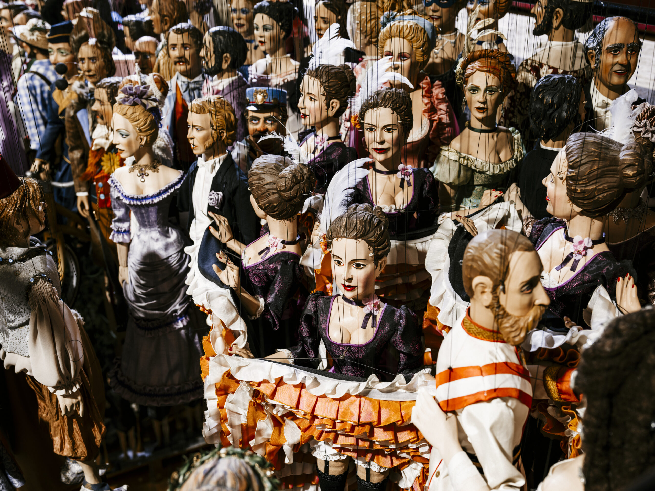 Zahlreiche Marionetten der Lindauer Marionettenoper dicht nebeneinander